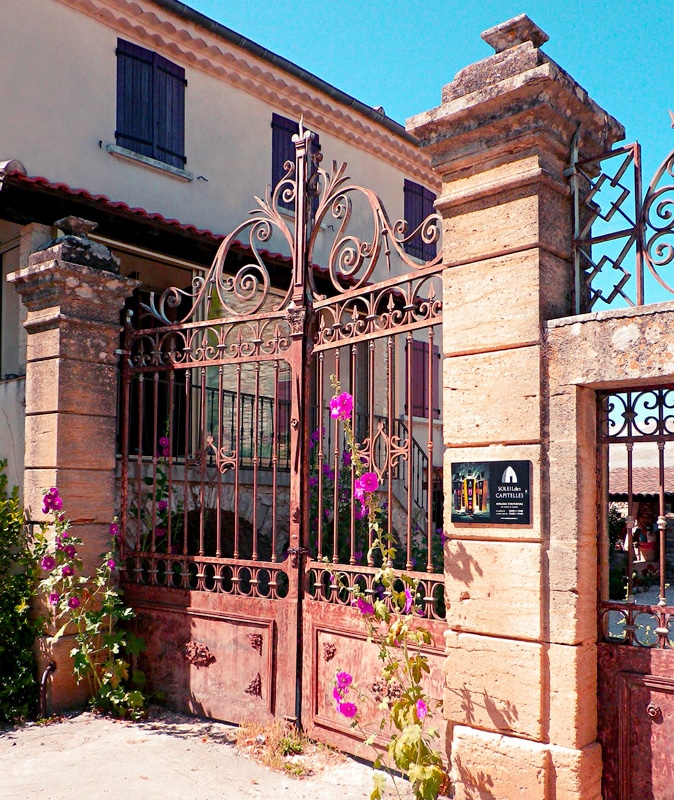 image de la façade avec portail de la maison familiale