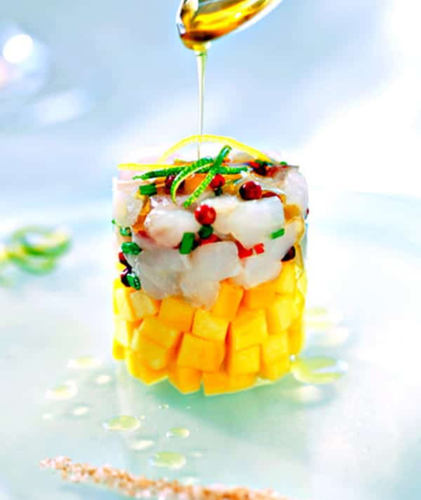 Image d'un tartare de daurade accompagné d'une julienne de mangue